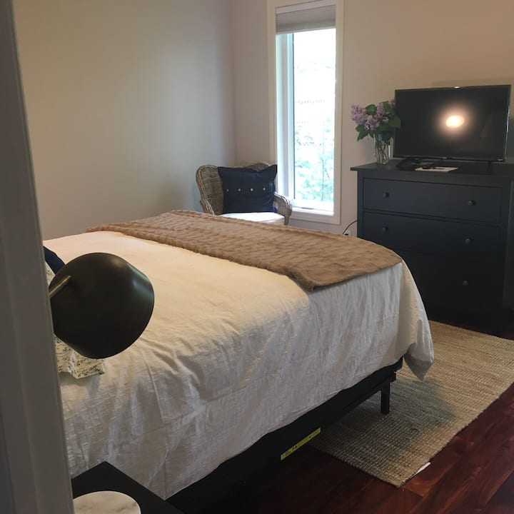 تحتوي كل غرفة نوم على أثاث جديد ومراتب وبياضات خصبة لراحتك.  هذا السرير ملكة!