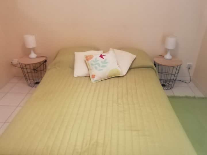 Dormitorio 2 con cama de 140 y armario. 