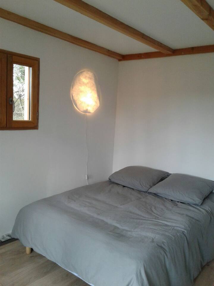 chambre lit double dans l extension en bois