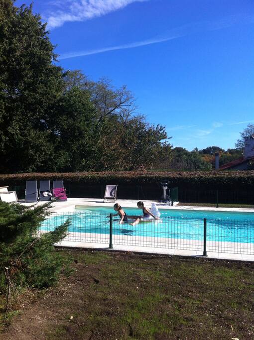 Se prélasser au bord de la piscine ...
