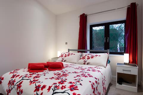 Gatwick 5 minutes away air conditioned annexe