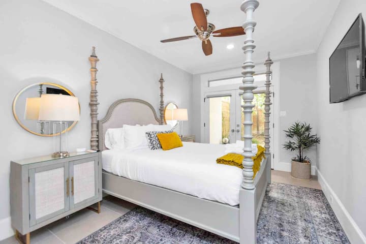 Прекрасна спалня с четири легла тип Куин и дрешник. Тази стая се отваря към самостоятелен вътрешен двор. Първи етаж 