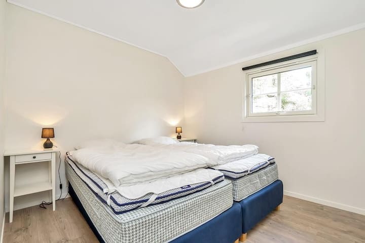 Спалня с двойно легло. Във втората спалня има две двуетажни легла.