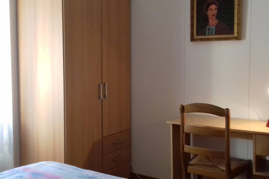 Une belle chambre avec penderie et bureau ... / One nice double room with a coset and a desk ...