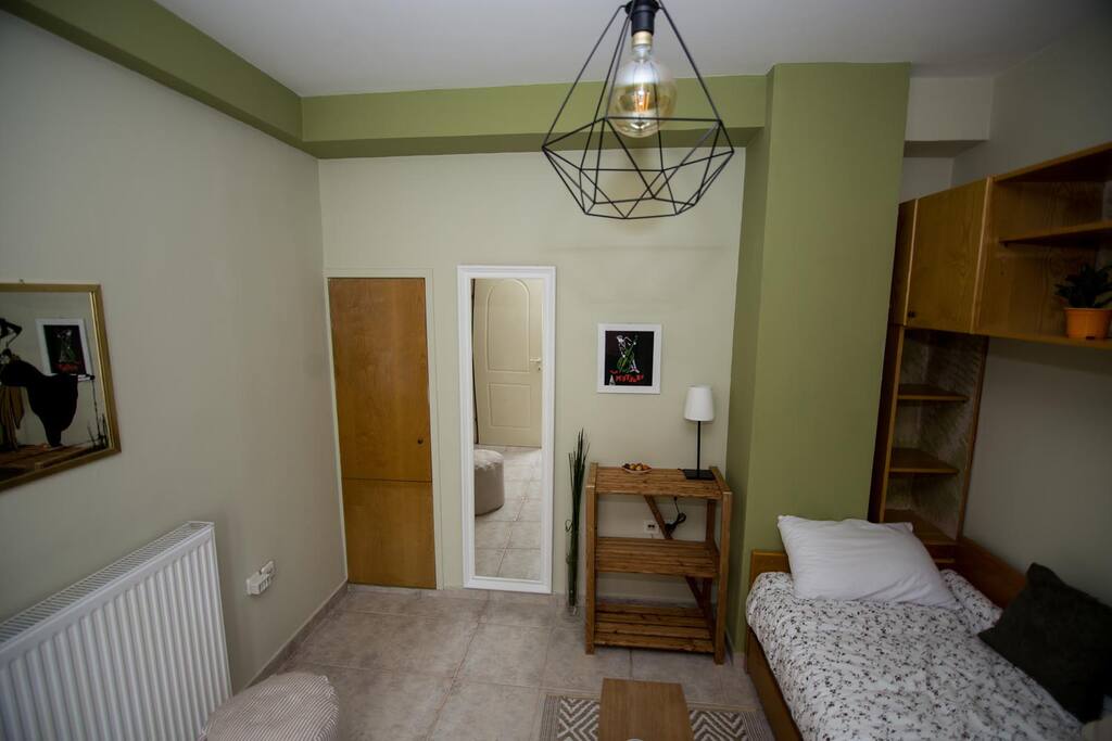 Private room with 2 single beds, closet, heating, nice view