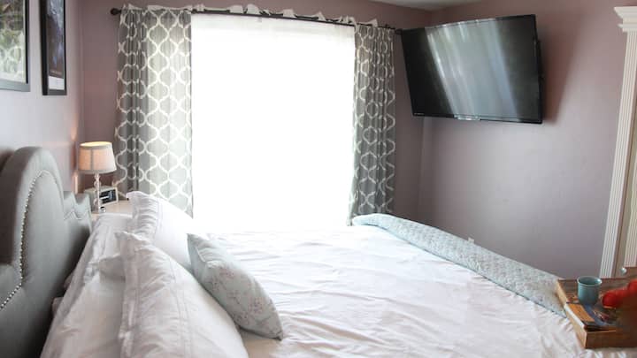 Pogledajte svoju omiljenu Netflix seriju na vlastitom TV-u u spavaćoj sobi. 