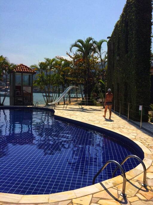 Linda piscina pé na areia