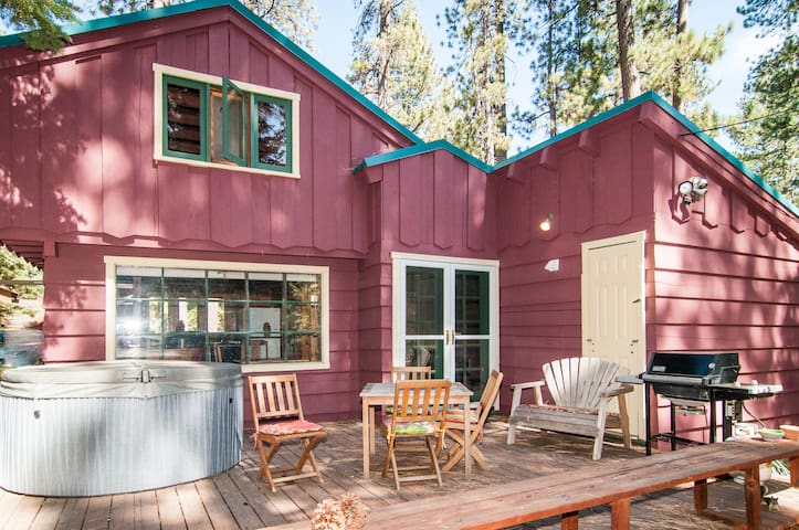 Cabin on 1/4 Acre - Hottub, Skiing, Lake