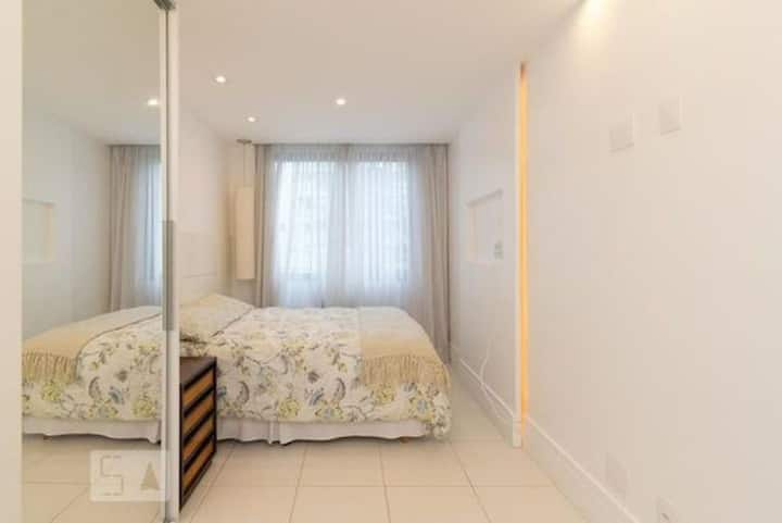 Suite

On a aussi :
- Télévision sur le mur, devant le lit.
- Bureau avec chaise de bureau.