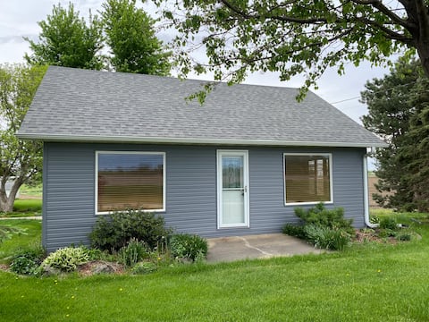 Cozy Country Cottage 5 Minutes from Town!