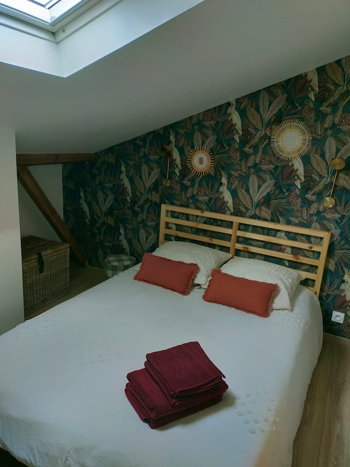 الطابق الثالث: الغرفة رقم1 التي تحتوي على سرير 140 وحمامها (الدش والمرحاض والمغسلة) المجاورة 