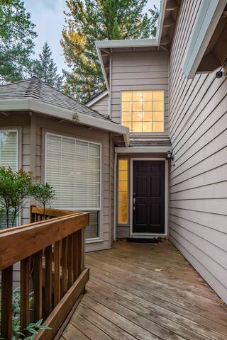 Large Private Home – King Bed gallery image 3