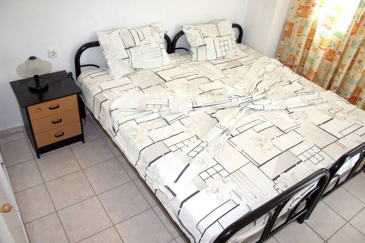 Μεγάλο κρεβάτι που μπορεί να διαιρεθεί σε  σε 200χ160 εκατοστά 
  Большая кровать, которая может быть разделена на 2 отдельные кровати размером 200x160 см.
Big bed that can be divided into 2 separate beds at 200x160 cm