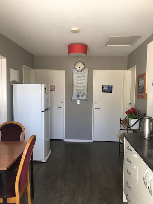 Share kitchen and dining area 共用厨房及饭厅