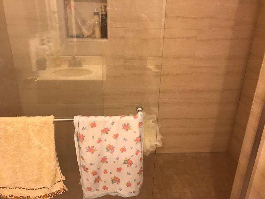 宽敞舒适的洗浴空间