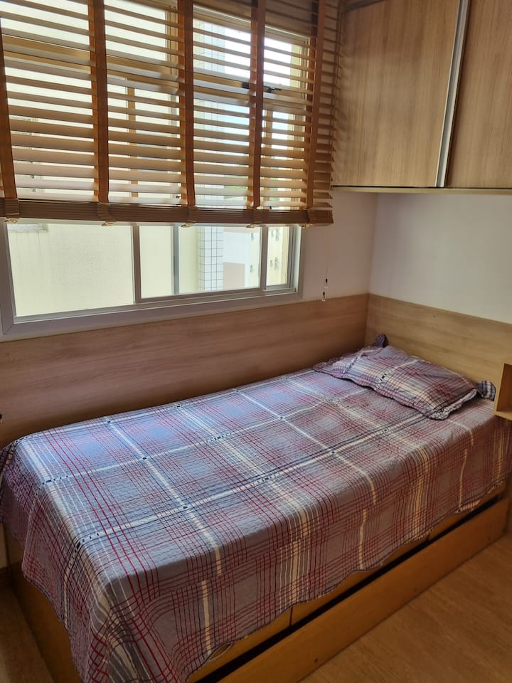 2. spavaća soba s krevetom na rasklapanje i ormarom