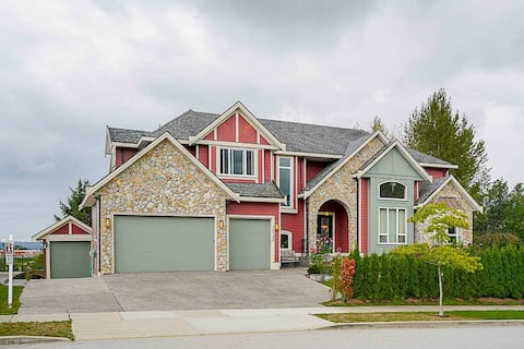 Top Airbnb: Cozy 2 Bedroom Self-Contained Suite in Cloverdale
