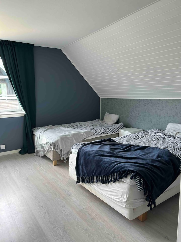 Dormitorio de arriba con dos camas (120) y una cama infantil.