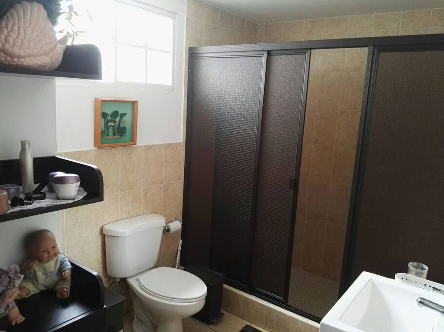 Baño con Walk in Closet, ducha con agua fria y caliente.