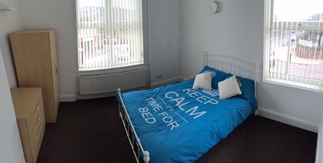 Je privé slaapkamer. Groot, ruim. Tweepersoonsbed, bureau, kledingkast en slot op de deur