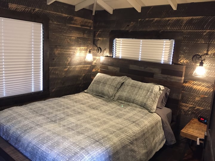 Спална соба со брачен кревет (широк 150-179 см)