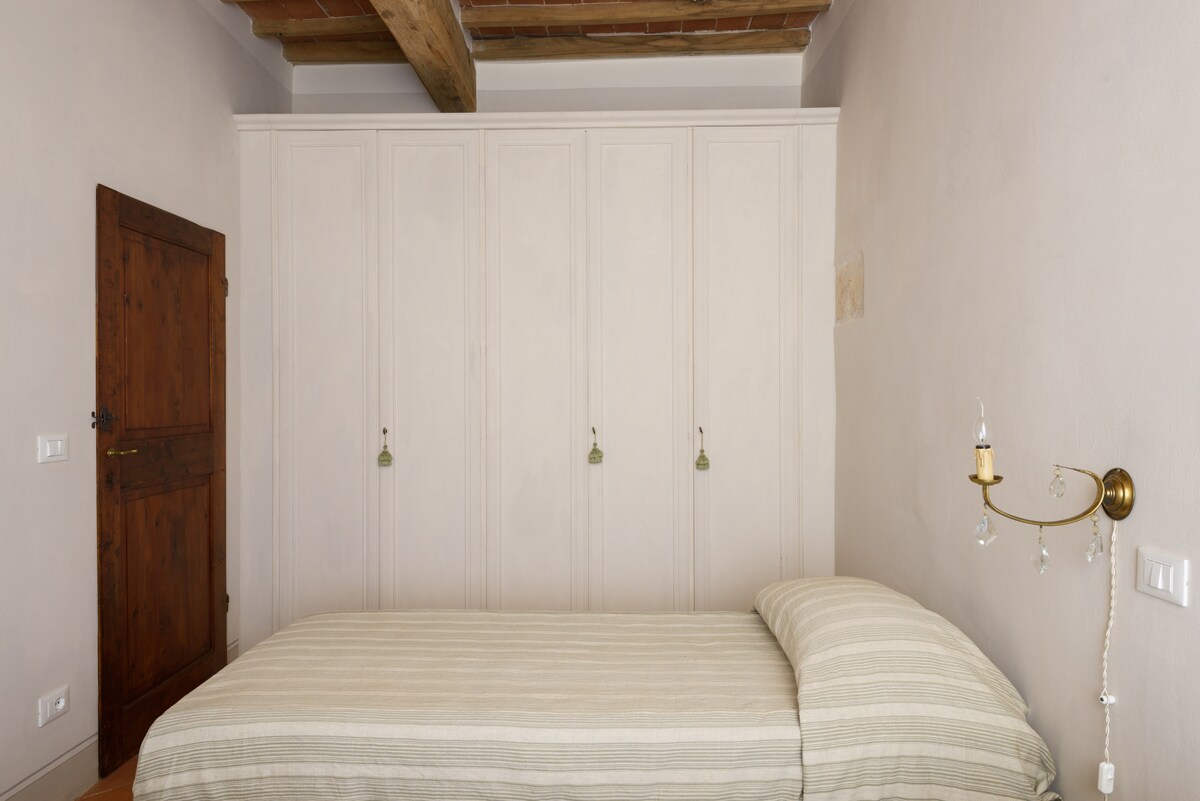 Dhoma e gjumit me dy krevate tek në katin e parë. Dhomë gjumi me dy krevate tek në katin e parë.