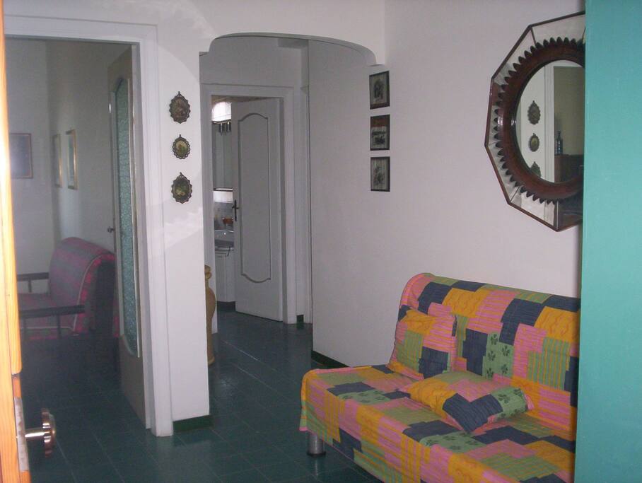 Ampio ingresso con divano letto