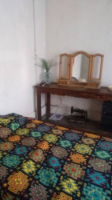adentro de la habitación , mesa tocador.
