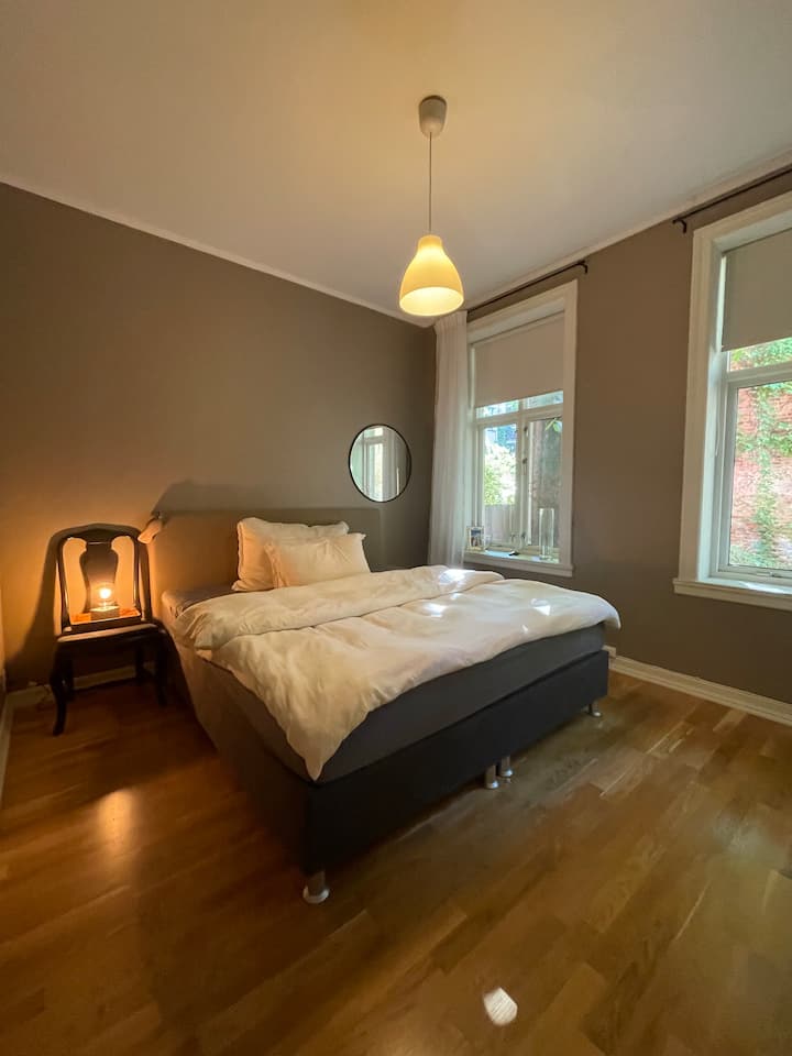 Chambre spacieuse avec vue sur le jardin