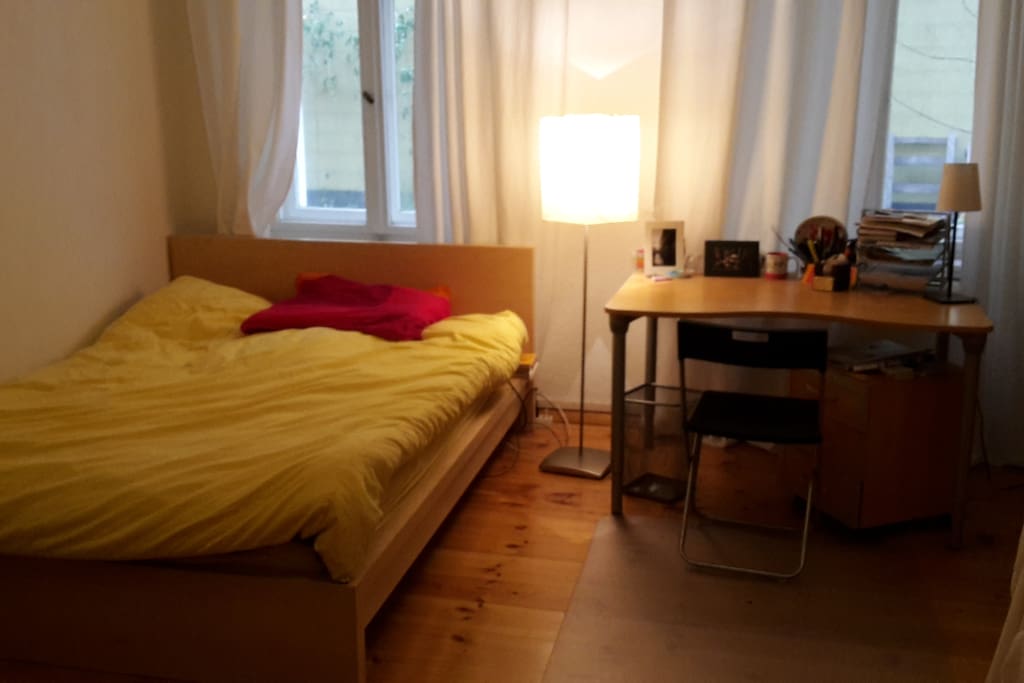 1,40 m großes Bett mit großer Decke