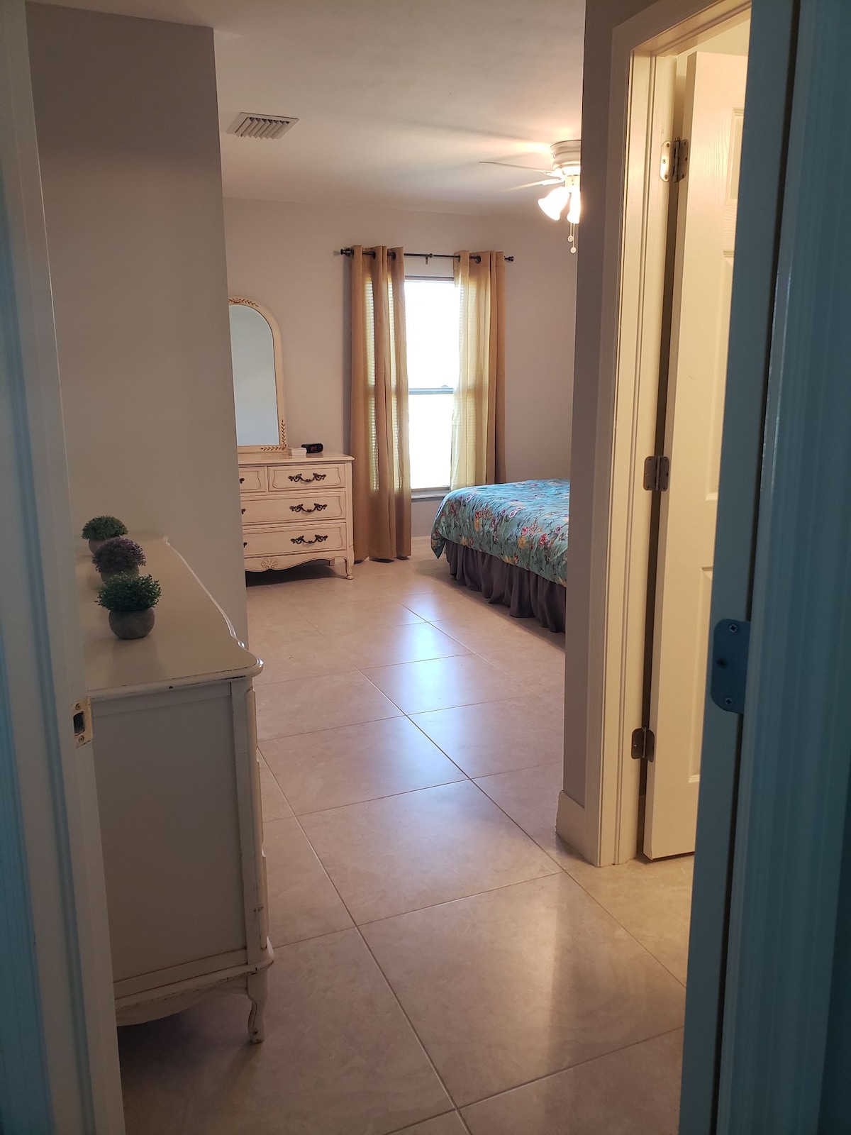 查看右侧主套房卫生间