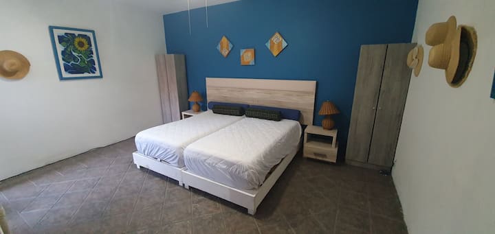 V tejto spálni je manželská posteľ, môže byť oddelená a na prízemí sú ponechané 2 osoby. 