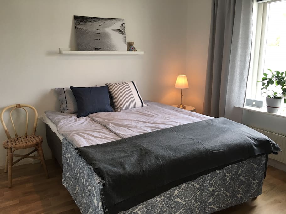Sovrum med 160cm säng