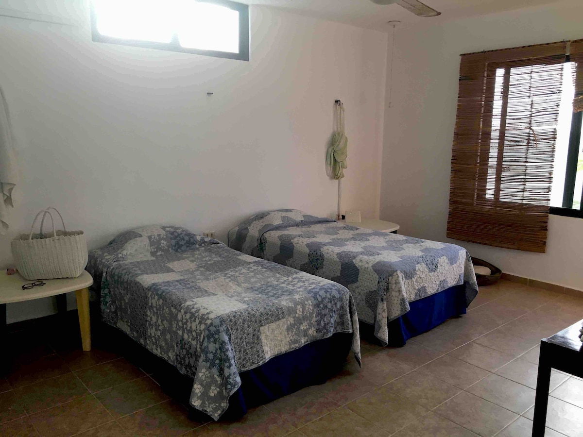 Esta es una de las dos  recámaras del segundo piso. Tiene dos camas individuales, aire acondicionado y su propio baño.