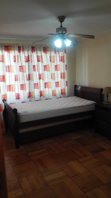Cama 1.5 Plaza, velador, piso madera.
Bed Twin XL, Nightstand, Wooden Floor.