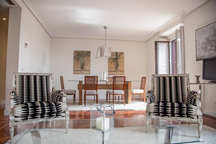 EXCLUSIVE 3 BEDROOMS APARTMENT IN CITY CENTER/SOL gallery image 2