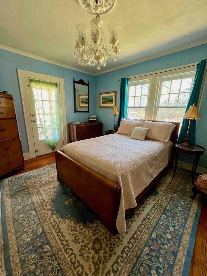 Dormitorio en la planta baja con cama doble