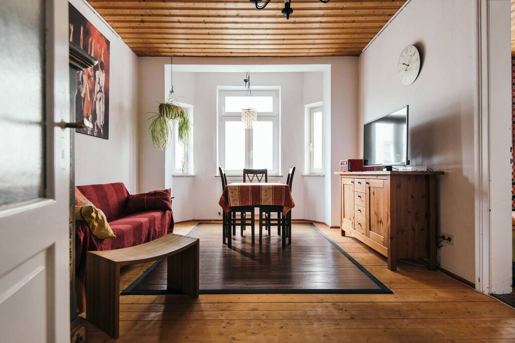 Wohnzimmer mit lichtdurchflutetem Erker