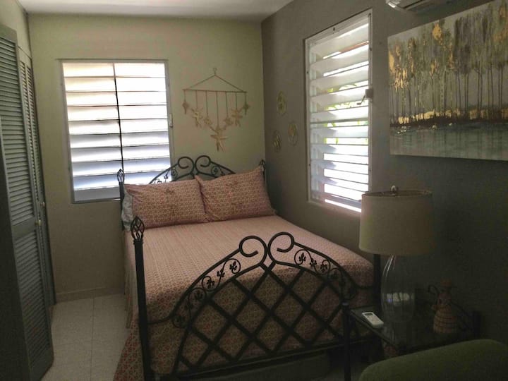 Pohodlná posteľ v izbe pre príjemný spánok.