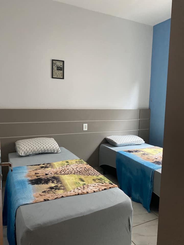 シングルボックスベッド2台付きシングルルーム 
シューズラック付きワードローブ 