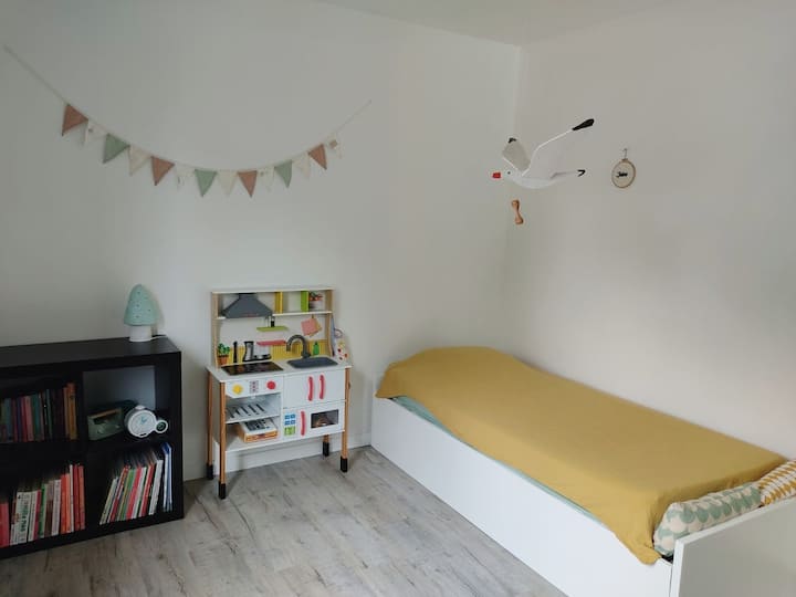 Chumba cha kulala na kitanda kimoja. Uwezekano wa kuweka kitanda cha sofa ya sebule ili kuongeza vitanda 2. 