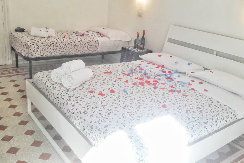 Triple bedroom: double bed and single bed/ Stanza tripla: letto matrimoniale e letto singolo