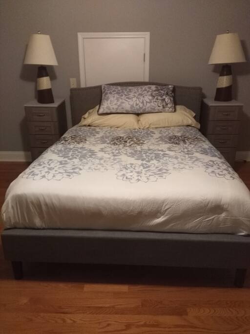 Master Bedroom (Upstairs)