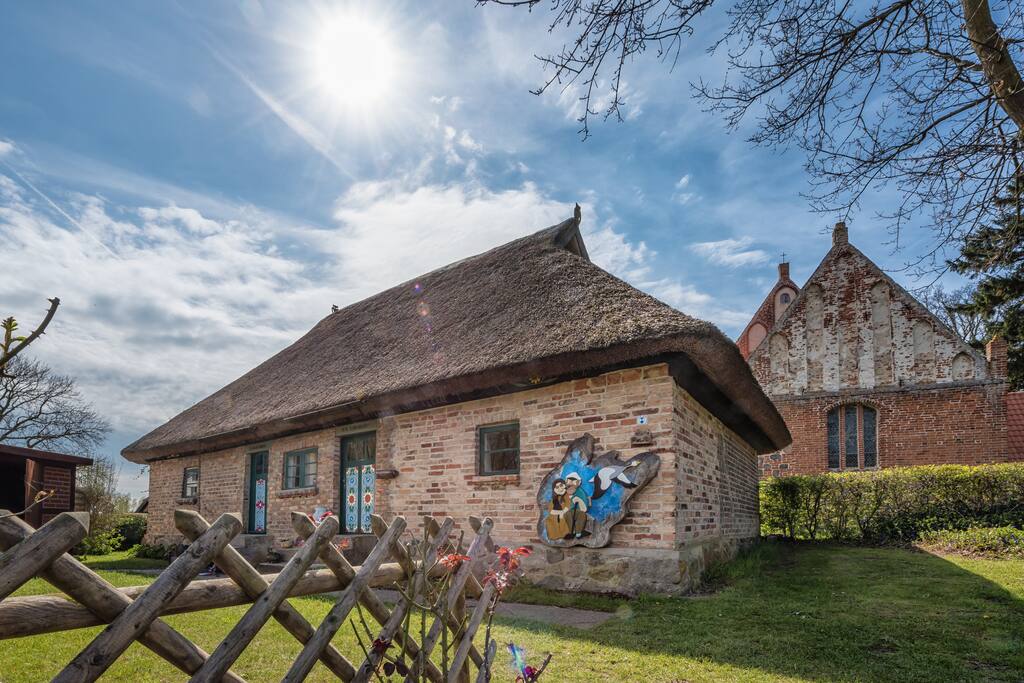Hexenhaus auf Rügen - 250-jähriges, denkmalgeschütztes Doppelhaus mit dem typischen Reetdach