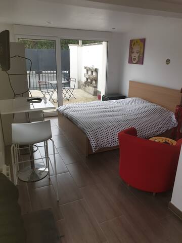 Charmant Studio tout équipé avec coin terrasse