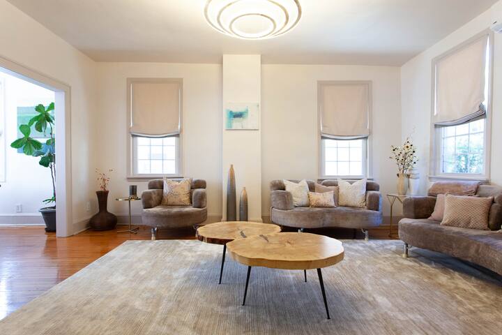 Elegant & Luxurious, Clean & Cheerful entire house gallery image 3