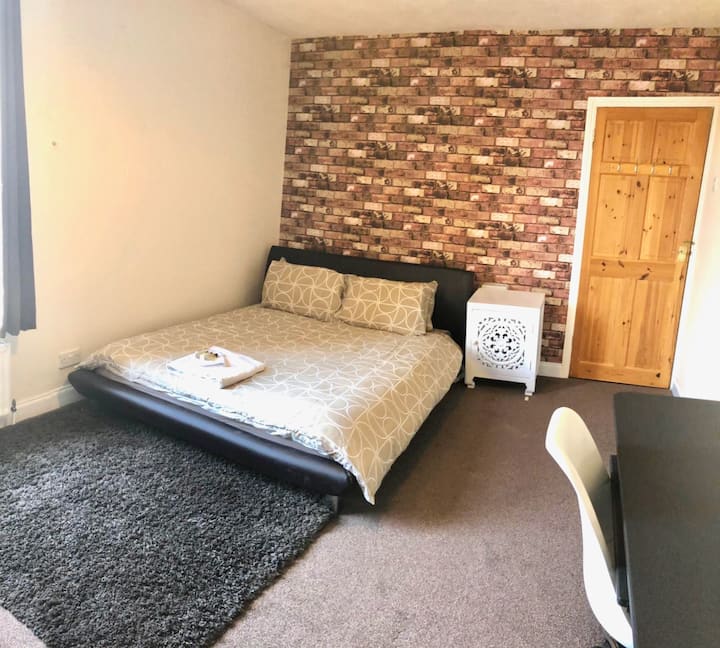 Спалня 3 с допълнителни легла по избор. Включени са всички кърпи, тоалетни принадлежности и фризьорски средства. 4K Netflix телевизор също във всяка спалня :)