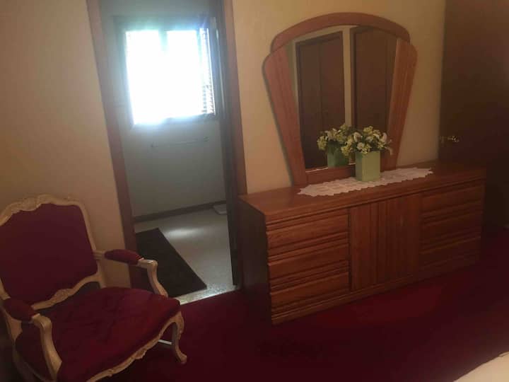 Поглед на бањата во апартманот во главната спална соба