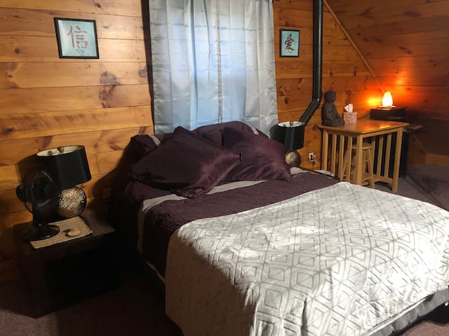 Cozy and comfortable log cabin retreat