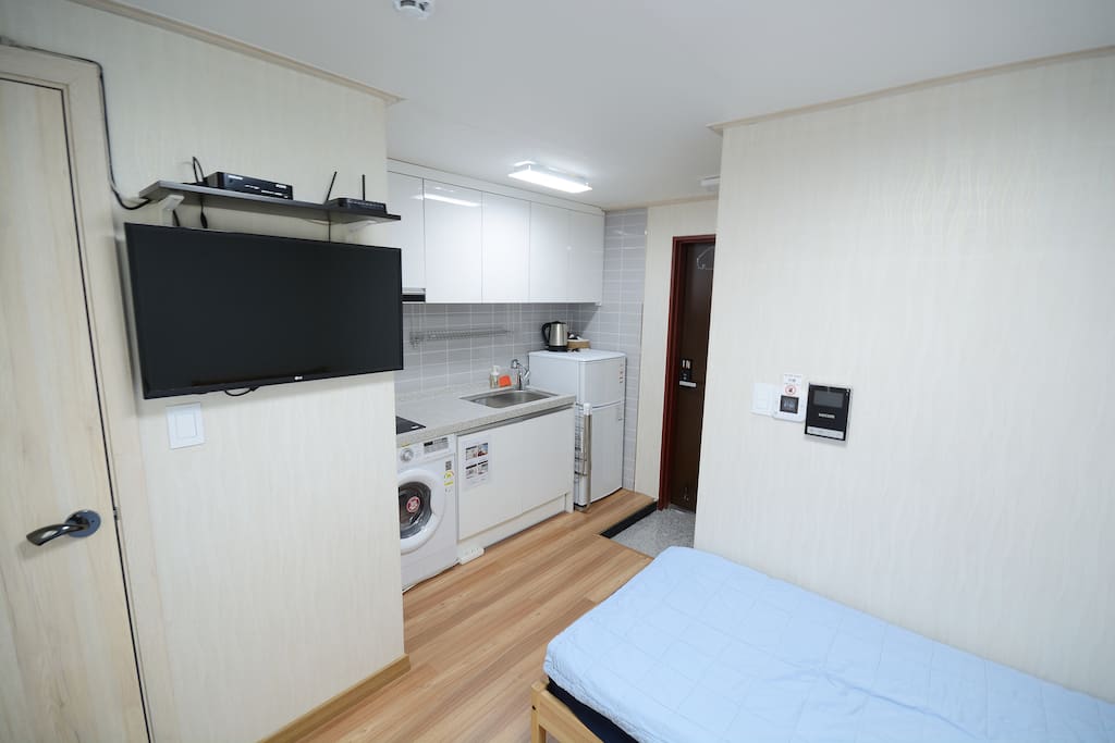 twin room, 2 single beds, mini kitchen, TV, washing machine